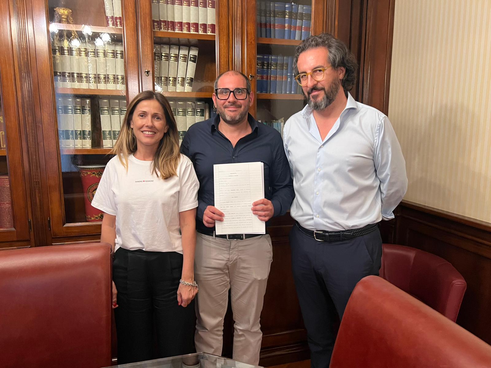 Il Vice Sindaco Cristina Elia, il presidente della Fondazione Rosario Cutrona e il Notaio Salvatore Vinci Il Vice Sindaco Cristina Elia, il presidente della Fondazione Rosario Cutrona e il Notaio Salvatore Vinci